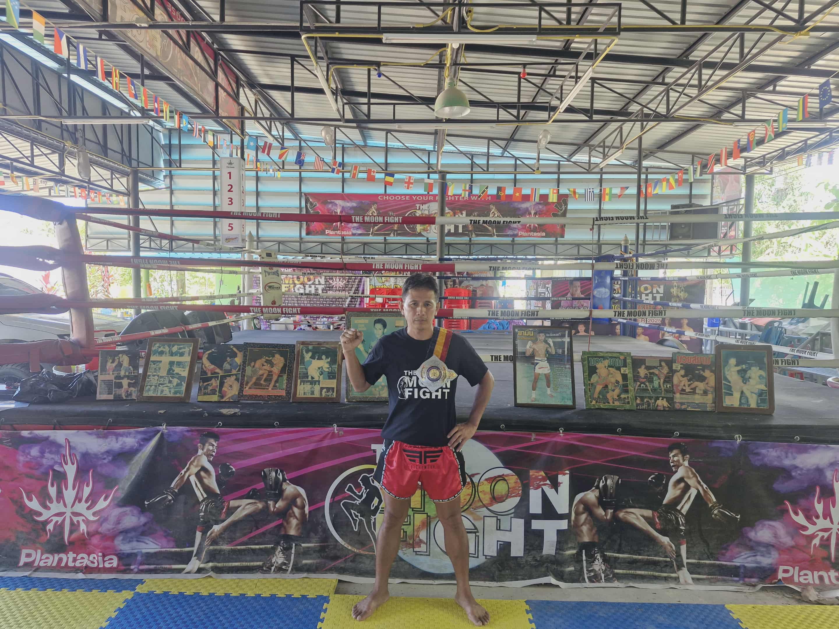 Kru Daeng welcoming fighters at Moon Fight Muaythai Gym