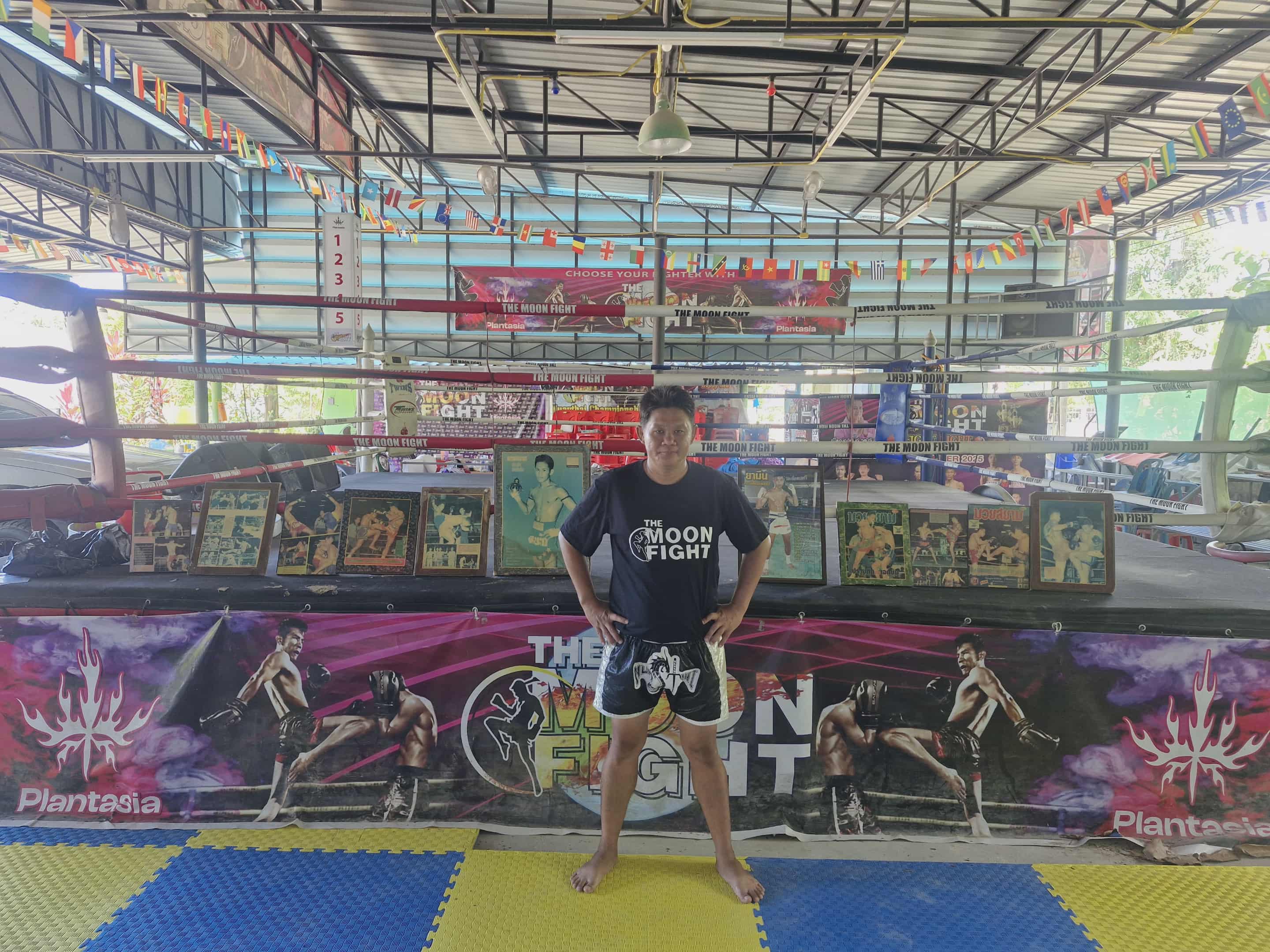 Kru Noom holding training pads
